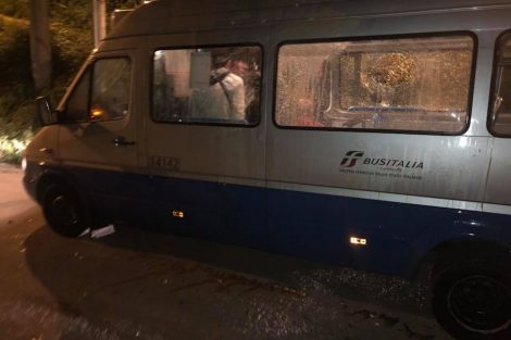 Passiano, un gruppo di vandali sfonda il vetro di un pullman del trasporto pubblico