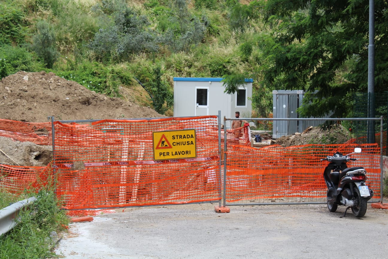 Sant’Anna divisa in due “frazioni” dalla strada inagibile