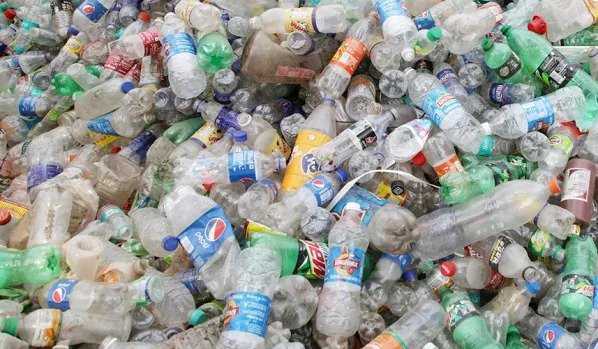 Demonizzare la plastica, educare i cittadini ad usarla con parsimonia o sostituirla totalmente?...
