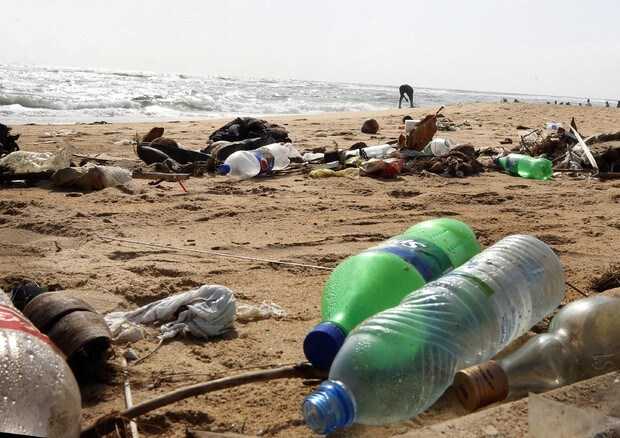 Demonizzare la plastica, educare i cittadini ad usarla con parsimonia o sostituirla totalmente?